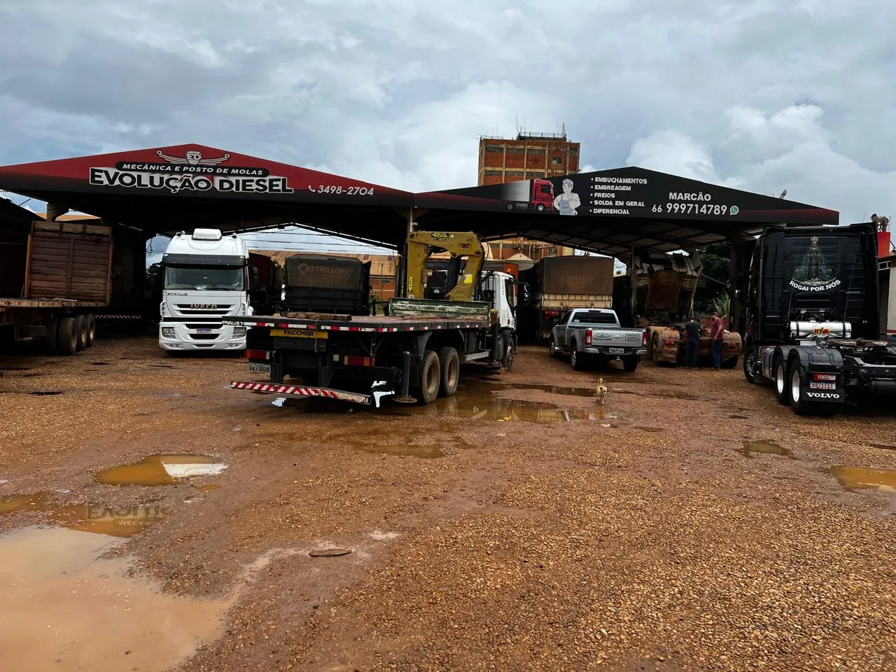 Fachada da Evolução Diesel nos primeiros anos, com o nome de Marcão e o telefone pintados no toldo